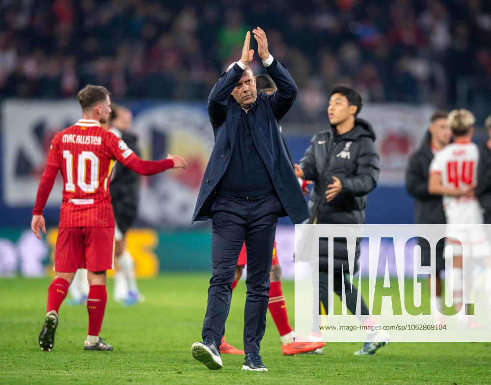 Fussball, Herren, Saison 2024 2025, Champions League (Ligaphase, 3. Spieltag), RB Leipzig - FC Liverpool, Trainer Arne Slot (FC Liverpool), Jubel nach dem Abpfiff, hinten v. l. Alexis Mac Allister (FC Liverpool), Wataru Endo (FC Liverpool), 23.10.2024,
