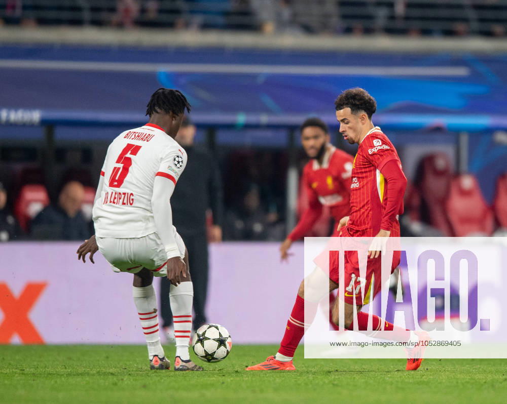 Fussball, Herren, Saison 2024 2025, Champions League (Ligaphase, 3. Spieltag), RB Leipzig - FC Liverpool, v.l. El Chadaille Bitshiabu (RB Leipzig), Curtis Jones (FC Liverpool), 23.10.2024,