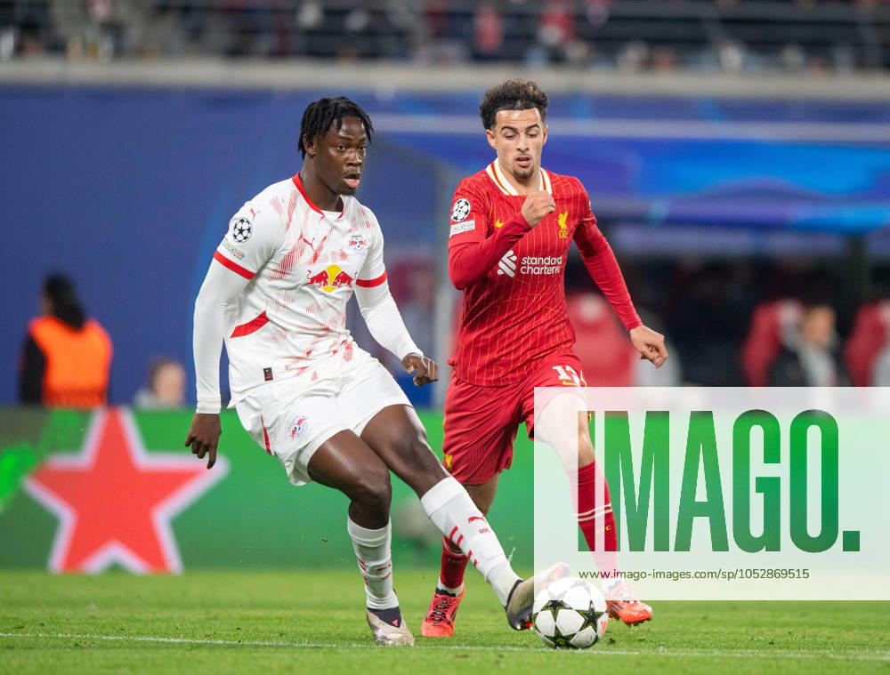 Fussball, Herren, Saison 2024 2025, Champions League (Ligaphase, 3. Spieltag), RB Leipzig - FC Liverpool, v.l. El Chadaille Bitshiabu (RB Leipzig), Curtis Jones (FC Liverpool), 23.10.2024,