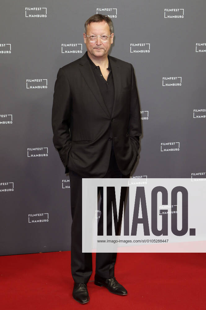Matthias Brandt bei der Premiere des ARD-Dreiteilers Das Geheimnis des Totenwaldes auf dem 28. Filmfest Hamburg 2020 im Cinemaxx Dammtor. Hamburg