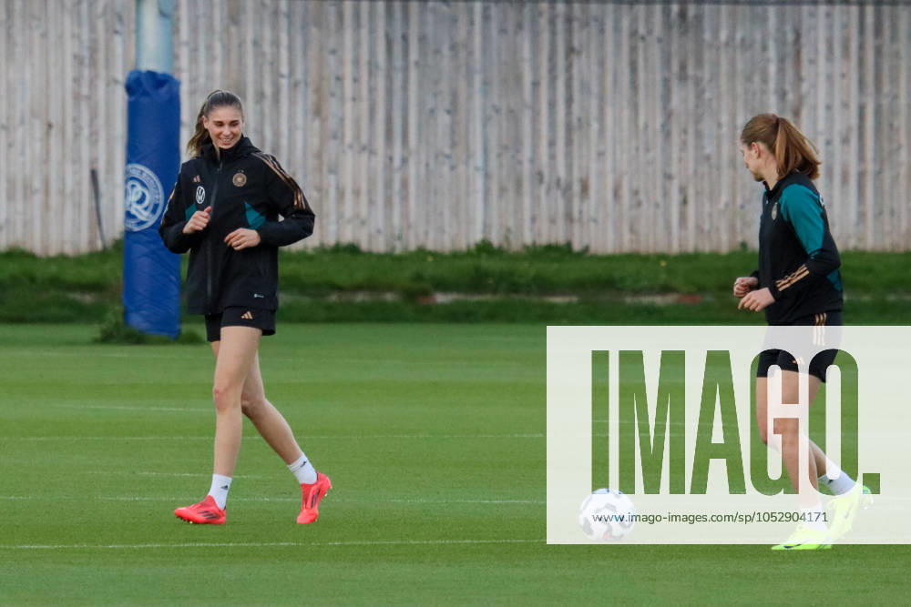 Hounslow , England 24. Oktober 2024: Fußball-Frauen-Nationalmannschaft - Länderspiel Abschlusstraining - Deutschland Im Bild: v.li. Jule Brand (Deutschland) und Sjoeke Nüsken Nuesken (Deutschland) TSG Elite Training Centre