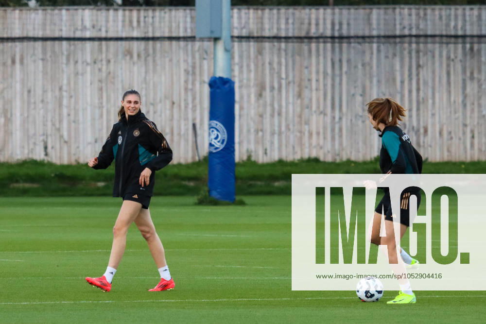 Hounslow , England 24. Oktober 2024: Fußball-Frauen-Nationalmannschaft - Länderspiel Abschlusstraining - Deutschland Im Bild: v.li. Jule Brand (Deutschland) und Sjoeke Nüsken Nuesken (Deutschland) TSG Elite Training Centre