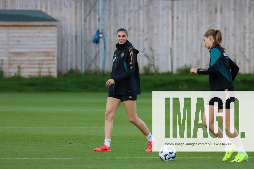 Hounslow , England 24. Oktober 2024: Fußball-Frauen-Nationalmannschaft - Länderspiel Abschlusstraining - Deutschland Im Bild: v.li. Jule Brand (Deutschland) und Sjoeke Nüsken Nuesken (Deutschland) TSG Elite Training Centre