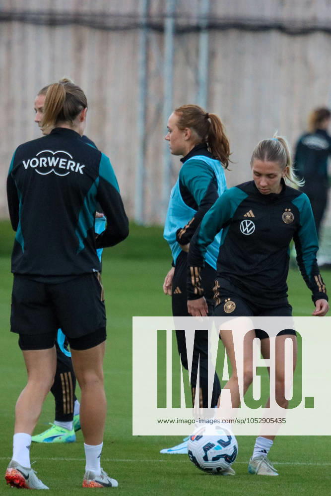 Hounslow , England 24. Oktober 2024: Fußball-Frauen-Nationalmannschaft - Länderspiel Abschlusstraining - Deutschland Im Bild: v.li. Sydney Lohmann (Deutschland) und Elisa Senß Senss (Deutschland) TSG Elite Training Centre