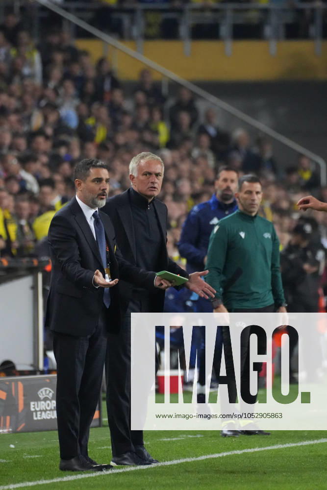 Referee Clement Turpin showed a red card to Fenerbahce coach JosÃ Mourinho for his strong objections and sent him to the stands during the UEFA Europa League 2024 25 League Phase MD3 match between Fenerbahce SK and Manchester United, ManU at Ulker Stadium on October 24, 2024 in Istanbul, Turkey. Istanbul Turkey