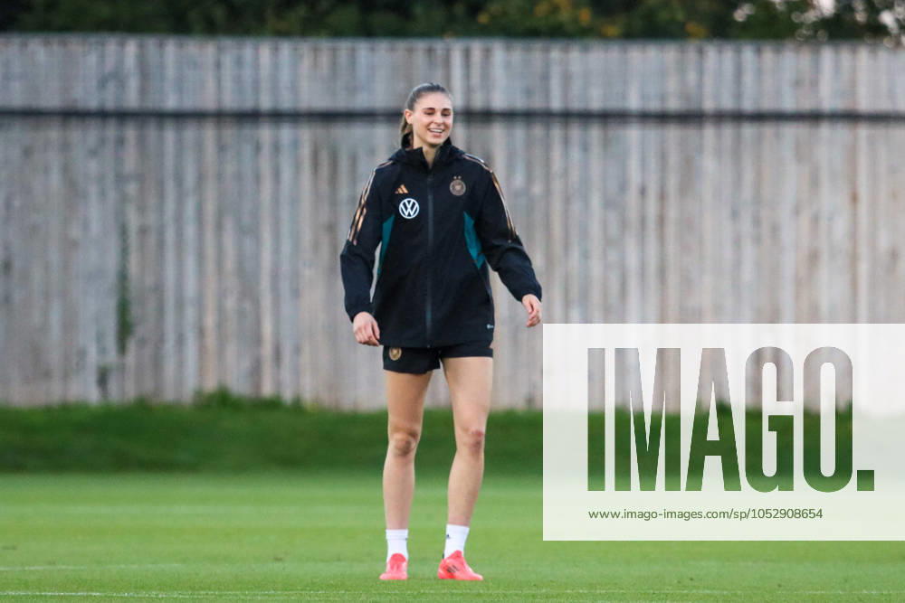 Hounslow , England 24. Oktober 2024: Fußball-Frauen-Nationalmannschaft - Länderspiel Abschlusstraining - Deutschland Im Bild: Jule Brand (Deutschland) lächelnd auf dem Spielfeld TSG Elite Training Centre