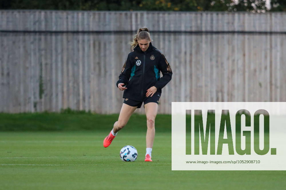 Hounslow , England 24. Oktober 2024: Fußball-Frauen-Nationalmannschaft - Länderspiel Abschlusstraining - Deutschland Im Bild: Jule Brand (Deutschland) TSG Elite Training Centre
