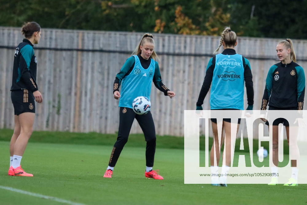 Hounslow , England 24. Oktober 2024: Fußball-Frauen-Nationalmannschaft - Länderspiel Abschlusstraining - Deutschland Im Bild: v.li. Giovanna Hoffmann (Deutschland), Vivien Endemann (Deutschland), Selina Cerci (Deutschland) und Janina Minge (Deutschland) TSG Elite Training Centre