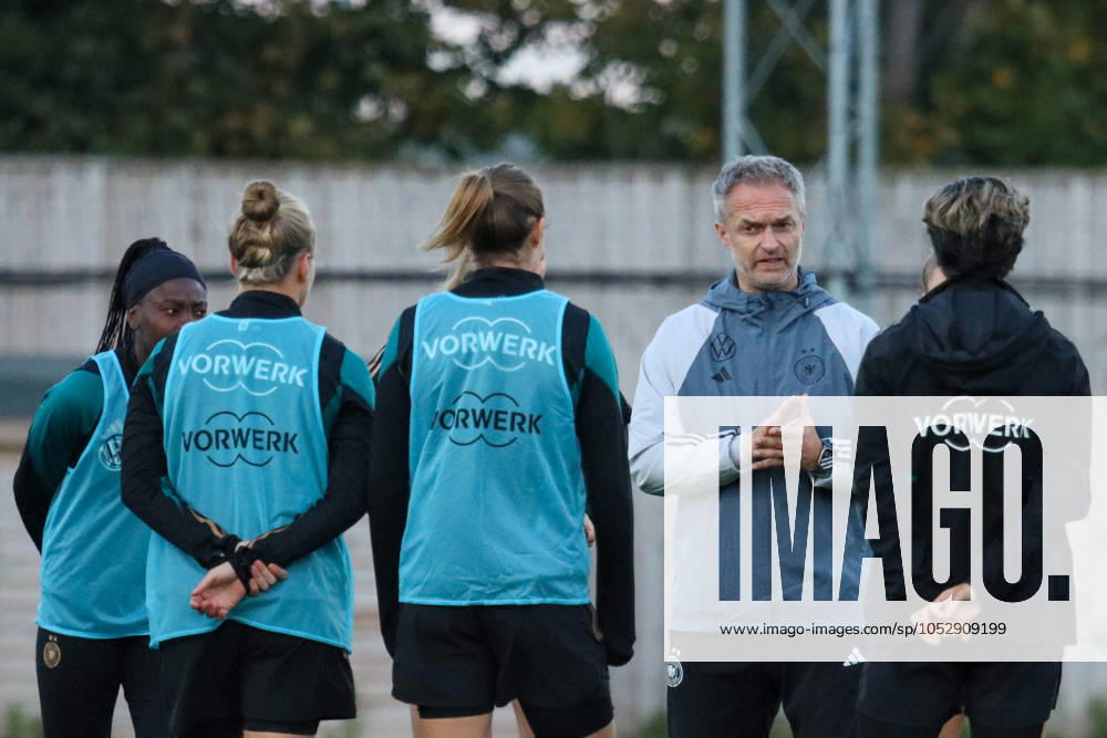 Hounslow , England 24. Oktober 2024: Fußball-Frauen-Nationalmannschaft - Länderspiel Abschlusstraining - Deutschland Im Bild: Cheftrainer Christian Wück Wueck (Deutschland), von rechts der Zweite, in einer Besprechung mit dem Team auf dem Spielfeld TSG Elite Training Centre
