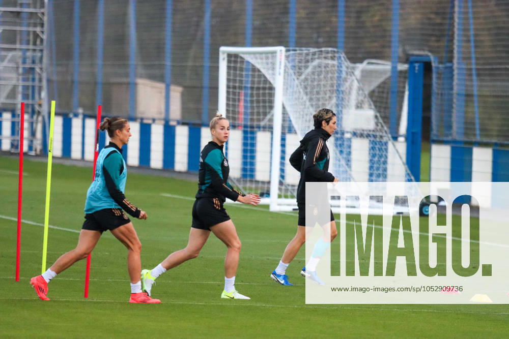 Hounslow , England 24. Oktober 2024: Fußball-Frauen-Nationalmannschaft - Länderspiel Abschlusstraining - Deutschland Im Bild: v.li. Felicitas Rauch (Deutschland), Giulia Gwinn (Deutschland) und Sara Doorsoun (Deutschland) TSG Elite Training Centre