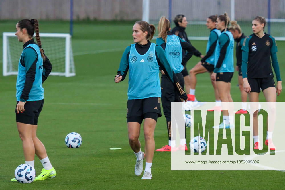 Hounslow , England 24. Oktober 2024: Fußball-Frauen-Nationalmannschaft - Länderspiel Abschlusstraining - Deutschland Im Bild: v.li. die Zweite Sydney Lohmann (Deutschland) TSG Elite Training Centre