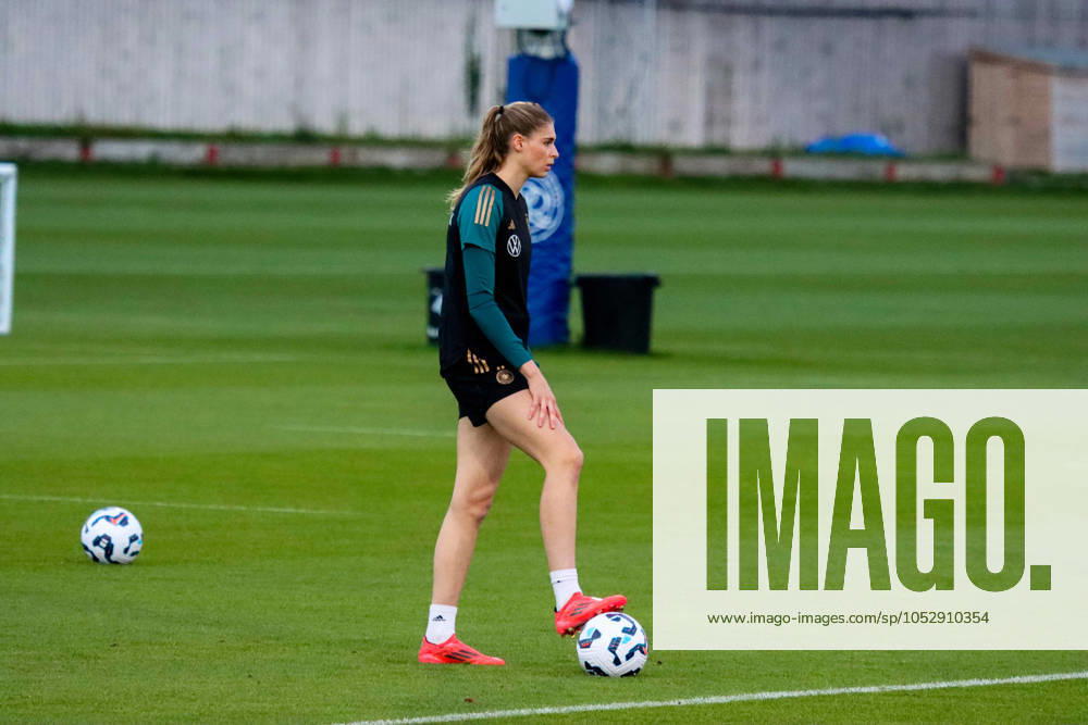 Hounslow , England 24. Oktober 2024: Fußball-Frauen-Nationalmannschaft - Länderspiel Abschlusstraining - Deutschland Im Bild: Jule Brand (Deutschland) TSG Elite Training Centre
