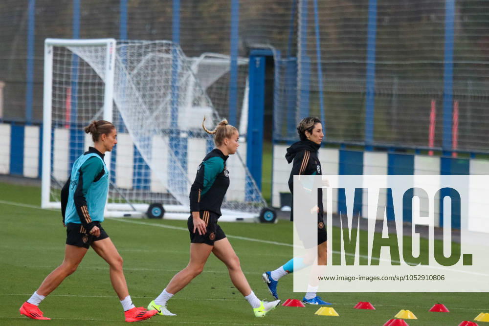 Hounslow , England 24. Oktober 2024: Fußball-Frauen-Nationalmannschaft - Länderspiel Abschlusstraining - Deutschland Im Bild: v.li. Felicitas Rauch (Deutschland), Giulia Gwinn (Deutschland) und Sara Doorsoun (Deutschland) TSG Elite Training Centre