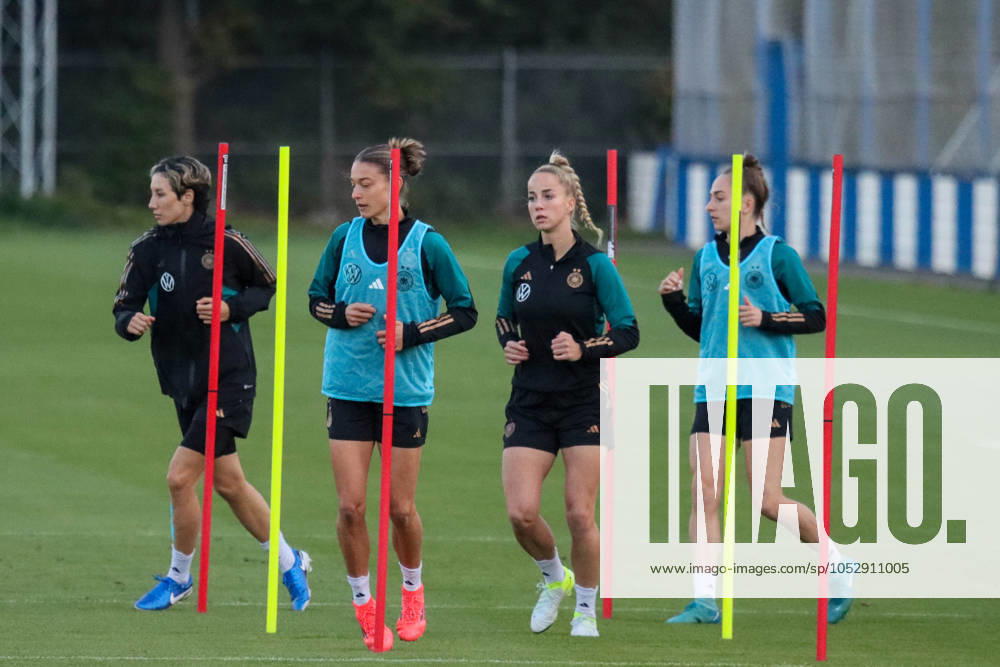 Hounslow , England 24. Oktober 2024: Fußball-Frauen-Nationalmannschaft - Länderspiel Abschlusstraining - Deutschland Im Bild: v.li. Sara Doorsoun (Deutschland), Felicitas Rauch (Deutschland), Giulia Gwinn (Deutschland) und Sophia Kleinherne (Deutschland) TSG Elite Training Centre