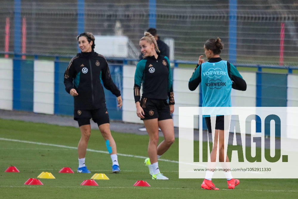 Hounslow , England 24. Oktober 2024: Fußball-Frauen-Nationalmannschaft - Länderspiel Abschlusstraining - Deutschland Im Bild: v.li. Sara Doorsoun (Deutschland) und Giulia Gwinn (Deutschland) TSG Elite Training Centre