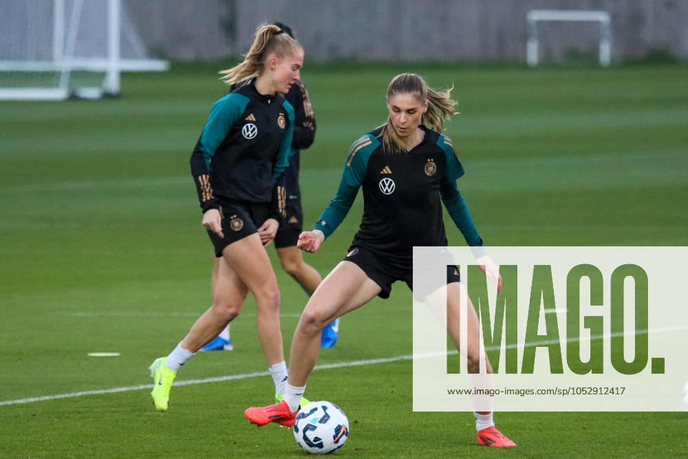 Hounslow , England 24. Oktober 2024: Fußball-Frauen-Nationalmannschaft - Länderspiel Abschlusstraining - Deutschland Im Bild: v.li. Janina Minge (Deutschland) und Jule Brand (Deutschland) TSG Elite Training Centre