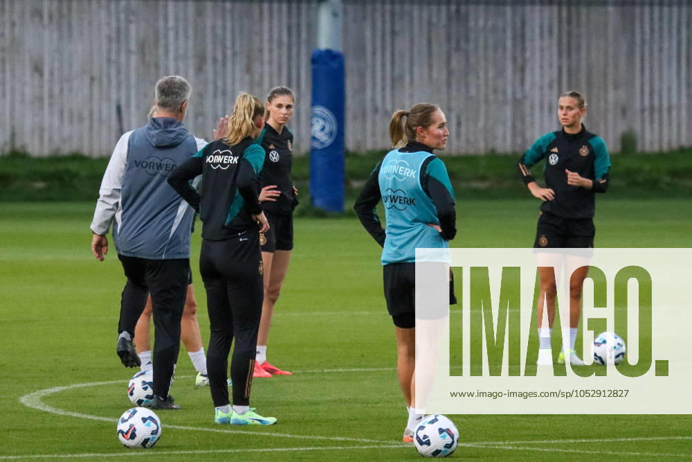 Hounslow , England 24. Oktober 2024: Fußball-Frauen-Nationalmannschaft - Länderspiel Abschlusstraining - Deutschland Im Bild: v.li. Cheftrainer Christian Wück Wueck (Deutschland) mit Sarai Linder (Deutschland), Jule Brand (Deutschland)), Sydney Lohmann (Deutschland) und Klara Bühl Buehl (Deutschland) TSG Elite Training Centre