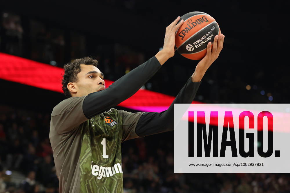 Oscar da Silva (FC Bayern Basketball, 1) beim aufwaermen. GER, FC Bayern Basketball vs. Olympiacos Piraeus, Basketball, Euroleague, Saison 2024 2025, 25.10.2024 GER, FC Bayern Basketball vs. Olympiacos Piraeus, Basketball, Euroleague, Saison 2024 2025, 25.10.2024 Muenchen