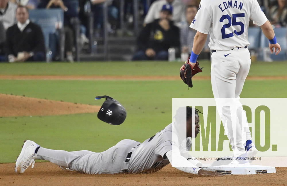 New York Yankees Jazz Chisholm Jr. loses his helmet as he steals second past Los Angeles Dodgers shortstop Tommy Edman in the sixth inning in game one of the MLB, Baseball Herren, USA World Series at Dodger Stadium on Friday, October 25, 2024. LAP20241025820 JIMxRUYMEN