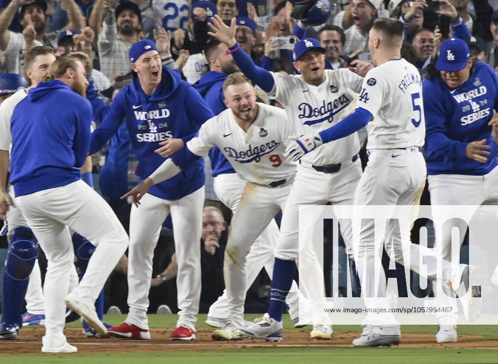 Los Angeles Dodgers Freddie Freeman celebrates with teammates after hitting a grand slam home run in the tenth inning to give the Dodgers a 6-3 victory over the New York Yankees in game one of the MLB, Baseball Herren, USA World Series at Dodger Stadium on Friday, October 25, 2024. The Dodgers take a 1-0 lead in the best-of-seven series. LAP20241025848 JIMxRUYMEN