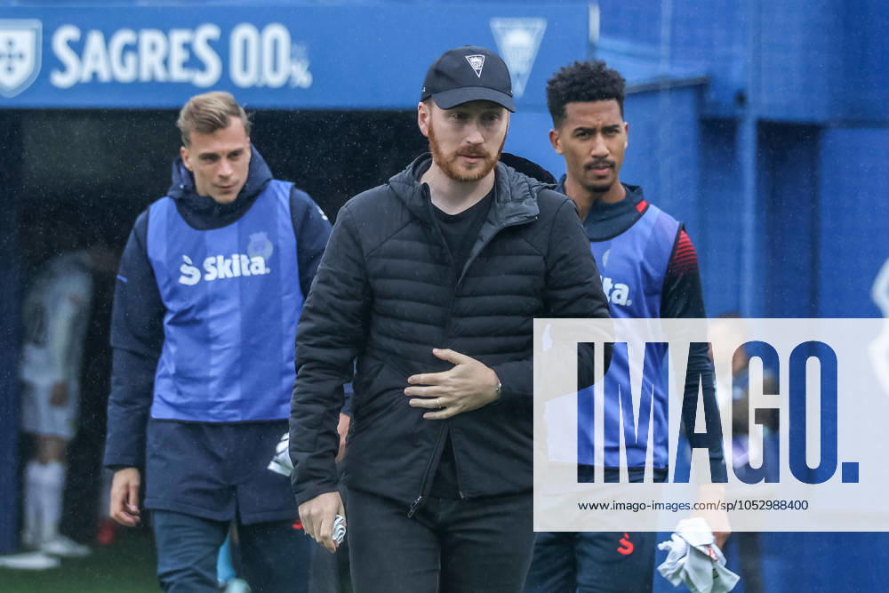 Estoril, Portugal, October 26th, 2024: GD Estoril Praia coach Ian Cathro in action during the Liga Portugal Betclic game between GD Estoril Praia vs FC Arouca at Estadio Antonio Coimbra da Mota, Estoril on October 26, 2024 (Joao Bravo SPP)