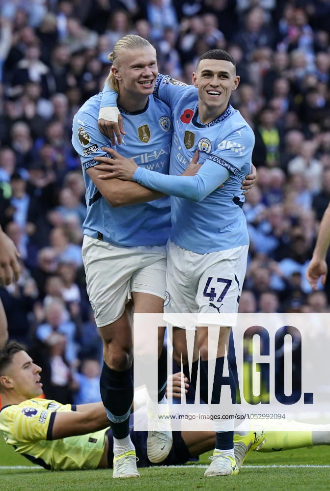 Manchester, England, 26th October 2024. Erling Haaland of Manchester City (L) celebrates after scoring with Phil Foden of Manchester City during the Premier League match at the Etihad Stadium, Manchester. Picture credit should read: Andrew Yates Sportimage . SPI-3411-0047