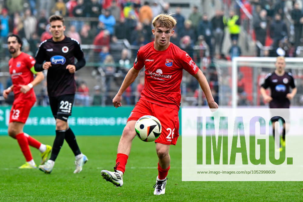 Andy Breuer (Unterhaching, 26) am Ball, 26.10.2024, Unterhaching (Deutschland), Fussball, 3. Liga, SpVgg Unterhaching - Viktoria Köln, DFB DFL REGULATIONS PROHIBIT ANY USE OF PHOTOGRAPHS AS IMAGE SEQUENCES AND OR QUASI-VIDEO.