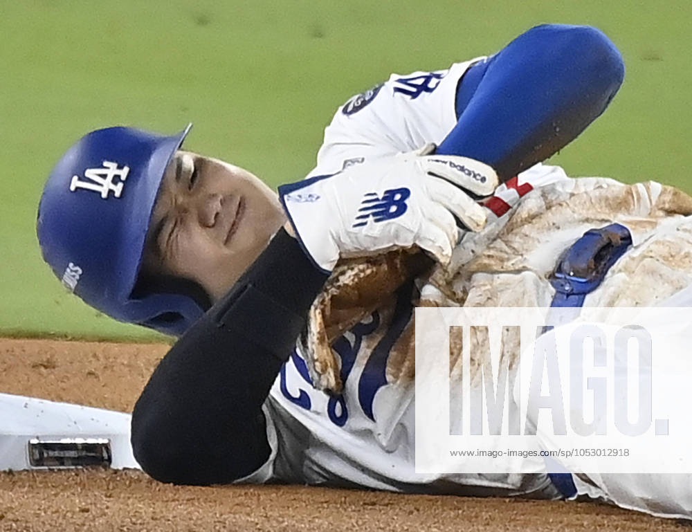 Los Angeles Dodgers Shohei Ohtani holds his wrist after sliding into second base on an attempted steal in the seventh inning against the New York Yankees in game two of the MLB, Baseball Herren, USA World Series at Dodger Stadium on Saturday, October 26, 2024. LAP20241026824 JIMxRUYMEN