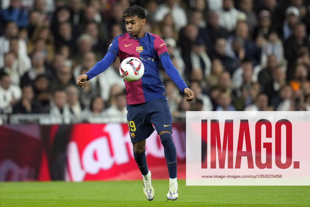 ESP: Real Madrid v FC Barcelona, Barca La Liga EA Sports. Date 11 Lamine Yamal of FC Barcelona during the La Liga EA Sports match between Real Madrid and FC Barcelona played at Santiago Bernabeu Stadium on October 26, 2024 in Madrid, Spain. kpng