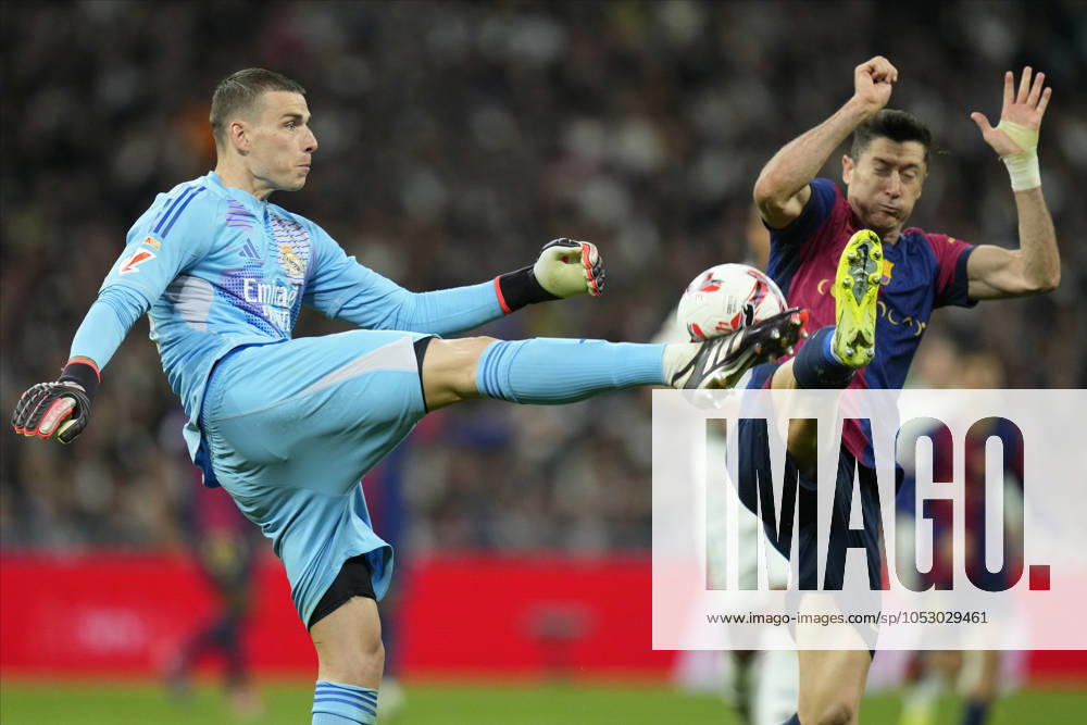 ESP: Real Madrid v FC Barcelona, Barca La Liga EA Sports. Date 11 Andriy Lunin of Real Madrid CF and Robert Lewandowski of FC Barcelona during the La Liga EA Sports match between Real Madrid and FC Barcelona played at Santiago Bernabeu Stadium on October 26, 2024 in Madrid, Spain. kpng