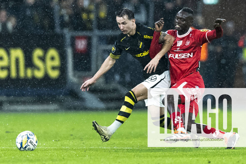 AIKs AIKs Bersant Celina och Elfsborgs Timothy Noor Ouma under fotbollsmatchen i Allsvenskan mellan AIK och Elfsborg den 27 oktober 2024 i Stockholm.