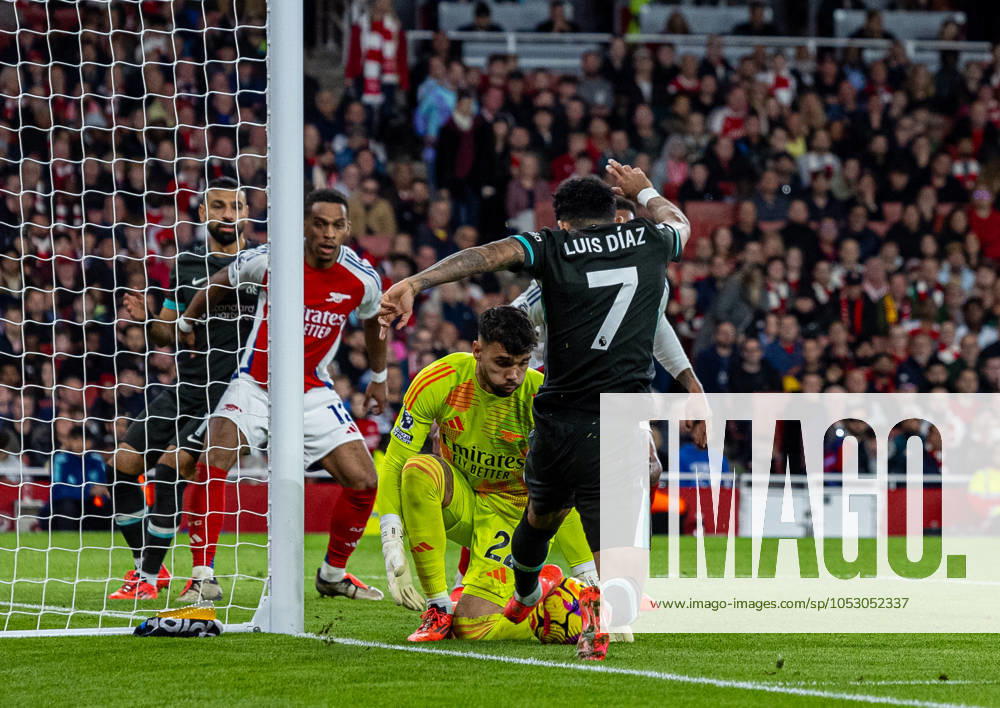 Football - FA Premier League - Arsenal FC v Liverpool FC LONDON, ENGLAND - Sunday, October 27, 2024: Liverpool s Luis Diaz is denied by Arsenal s goalkeeper David Raya during the FA Premier League match between Arsenal FC and Liverpool FC at the Emirates Stadium. (Photo by David Rawcliffe Propaganda) LONDON Emirates Stadium GREATER LONDON ENGLAND