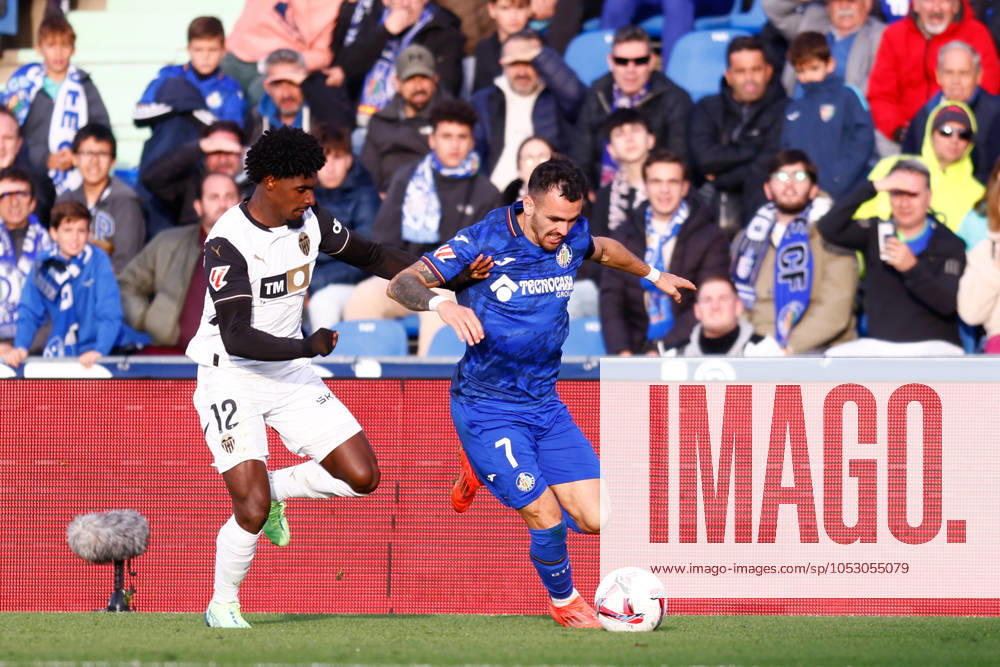 Thierry Correia of Valencia and Alex Sola of Getafe CF in action during the Spanish League, LaLiga EA Sports, football match played between Getafe CF and Valencia CF at Coliseum de Getafe stadium on October 27, 2024, in Getafe, Spain. Getafe SPAIN - ZUMAa181 20241027_zaa_a181_167
