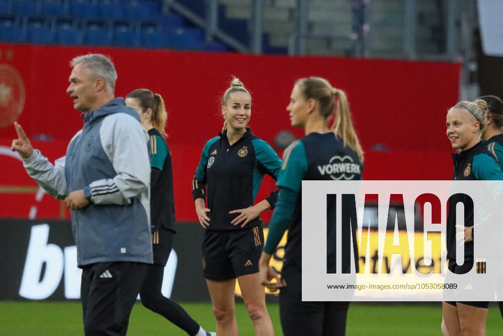 Duisburg, Deutschland 27. Oktober 2024: Fußball-Frauen-Nationalmannschaft - Abschlusstraining - Deutschland vs. Australien Im Bild: v.li. Cheftrainer Christian Wück Wueck (Deutschland) und Giulia Gwinn (Deutschland) lächelnd auf dem Spielfeld DFB regulations prohibit any use of photographs as image sequences and or quasi-video Schauinsland Reisen Arena Niedersachsen
