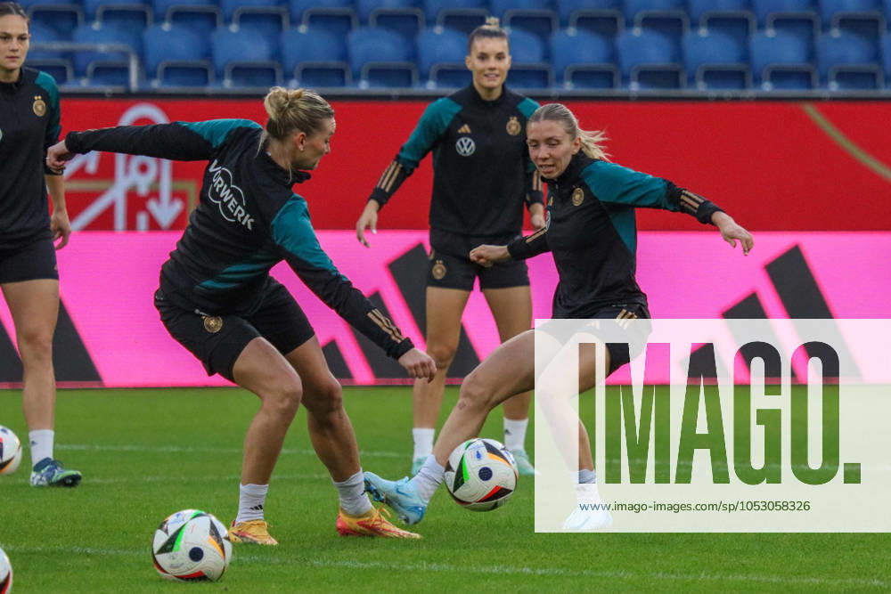 Duisburg, Deutschland 27. Oktober 2024: Fußball-Frauen-Nationalmannschaft - Abschlusstraining - Deutschland vs. Australien Im Bild: v.li. im Zweikampf Alexandra Popp (Deutschland) und Elisa Senß Senss (Deutschland) beim Abschlusstraining in Duisburg DFB regulations prohibit any use of photographs as image sequences and or quasi-video Schauinsland Reisen Arena Niedersachsen