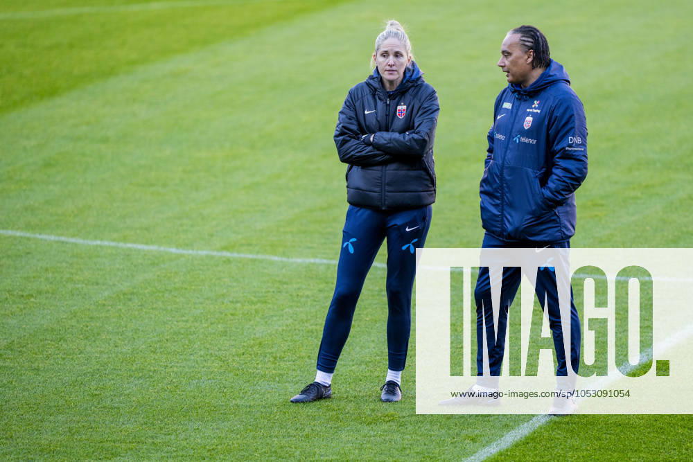 Football, training with Norways womens national team Oslo 20241028 Norways national team manager Gemma Grainger during a training session with the womens national football team at Ullevaal Stadium Photo Fredrik Varfjell NTB Oslo Norway RESTRICTED USE FOR BETTING COMPANIES