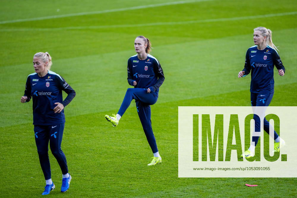 Football, training with the Norwegian womens national team Oslo 20241028 Guro Bergsvand, Caroline Graham Hansen and Ada Stolsmo Hegerberg during a training session with the womens national football team at Ullevaal Stadium Photo Fredrik Varfjell NTB Oslo Norway RESTRICTED USE FOR BETTING COMPANIES