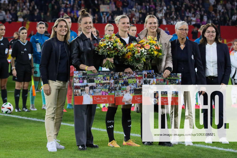 Duisburg, Deutschland 27. Oktober 2024: Fußball-Frauen-Nationalmannschaft - Abschlusstraining - Deutschland vs. Australien Im Bild: v.li. die Zweite Marina Hegering (Deutschland), Alexandra Popp (Deutschland) und Torhüterin Merle Frohms (Deutschland) bei der Verabschiedung in Duisburg DFB regulations prohibit any use of photographs as image sequences and or quasi-video Schauinsland Reisen Arena Niedersachsen
