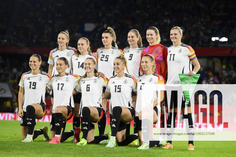 Team GER hinten v.l. Vivien ENDEMANN (GER) , Lisanne GRAEWE (Gräwe) (GER), Selina CERCI (GER), Sjoeke NUESKEN (Nüsken) (GER),Torwart Torhueterin Stina JOHANNES (GER), Alexandra POPP (GER), vorne v.l. Klara BUEHL (Bühl) (GER),Felicitas RAUCH (GER),Janina MINGE (GER),Giulia GWINN (GER) Sarai LINDER (GER) Fussball Laenderspiel der Frauen, Deutschland (GER) - Australien (AUS) 1:2, am 28.10.2024 in Duisburg Deutschland. Â