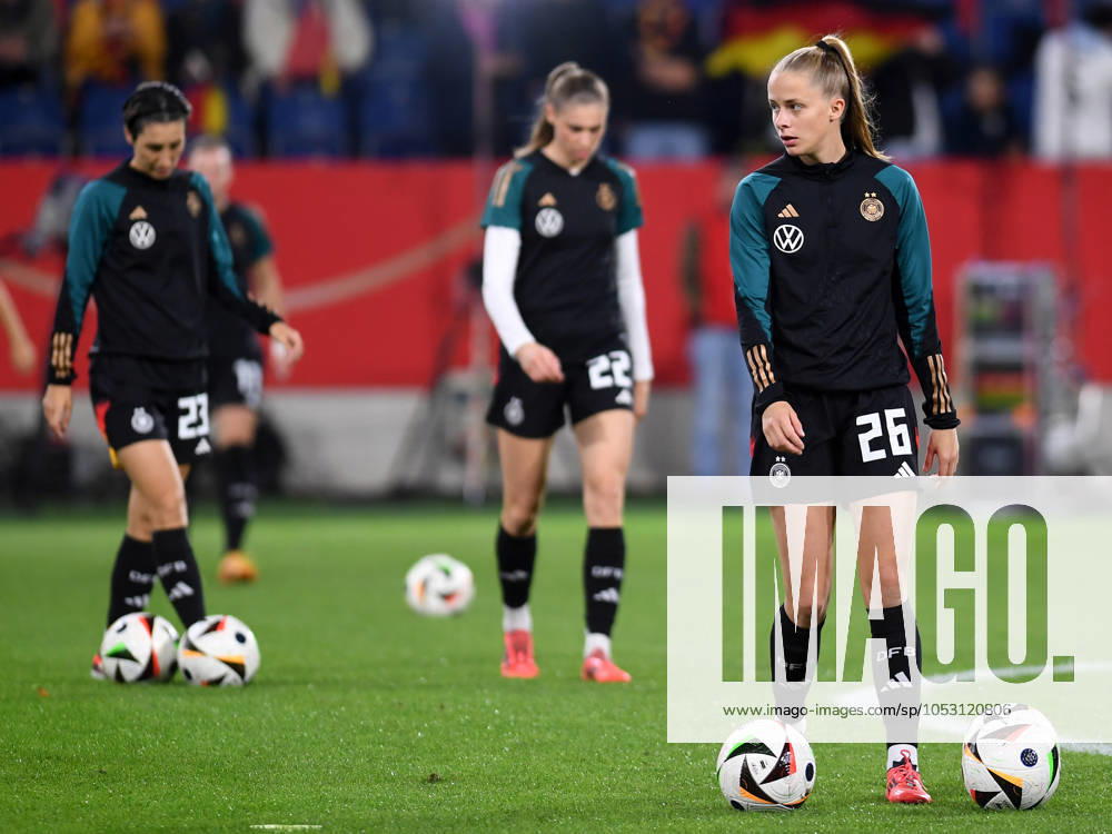 Vivien Endemann (Germany) schaut waehrend des Frauen-Laenderspiels zwischen Deutschland und Australien, Schauinsland-Reisen-Arena am 28. October 2024 in Duisburg, Deutschland. (Foto von Ralf Treese DeFodi Images) +++ Vivien Endemann (Germany) schaut during the Women s International Friendly, Länderspiel, Nationalmannschaft match between Germany and Australia at Schauinsland-Reisen-Arena on October 28, 2024 in Duisburg, Germany. not used in POL SRB CRO FRA GBR NED ITA USA Defodi-521_GERAUS20241028_060