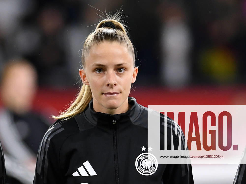 Vivien Endemann (Germany) schaut waehrend des Frauen-Laenderspiels zwischen Deutschland und Australien, Schauinsland-Reisen-Arena am 28. October 2024 in Duisburg, Deutschland. (Foto von Ralf Treese DeFodi Images) +++ Vivien Endemann (Germany) schaut during the Women s International Friendly, Länderspiel, Nationalmannschaft match between Germany and Australia at Schauinsland-Reisen-Arena on October 28, 2024 in Duisburg, Germany. not used in POL SRB CRO FRA GBR NED ITA USA Defodi-521_GERAUS20241028_077