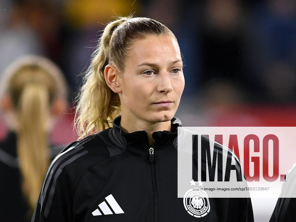 Sarai Linder (Germany) schaut waehrend des Frauen-Laenderspiels zwischen Deutschland und Australien, Schauinsland-Reisen-Arena am 28. October 2024 in Duisburg, Deutschland. (Foto von Ralf Treese DeFodi Images) +++ Sarai Linder (Germany) schaut during the Women s International Friendly, Länderspiel, Nationalmannschaft match between Germany and Australia at Schauinsland-Reisen-Arena on October 28, 2024 in Duisburg, Germany. not used in POL SRB CRO FRA GBR NED ITA USA Defodi-521_GERAUS20241028_078