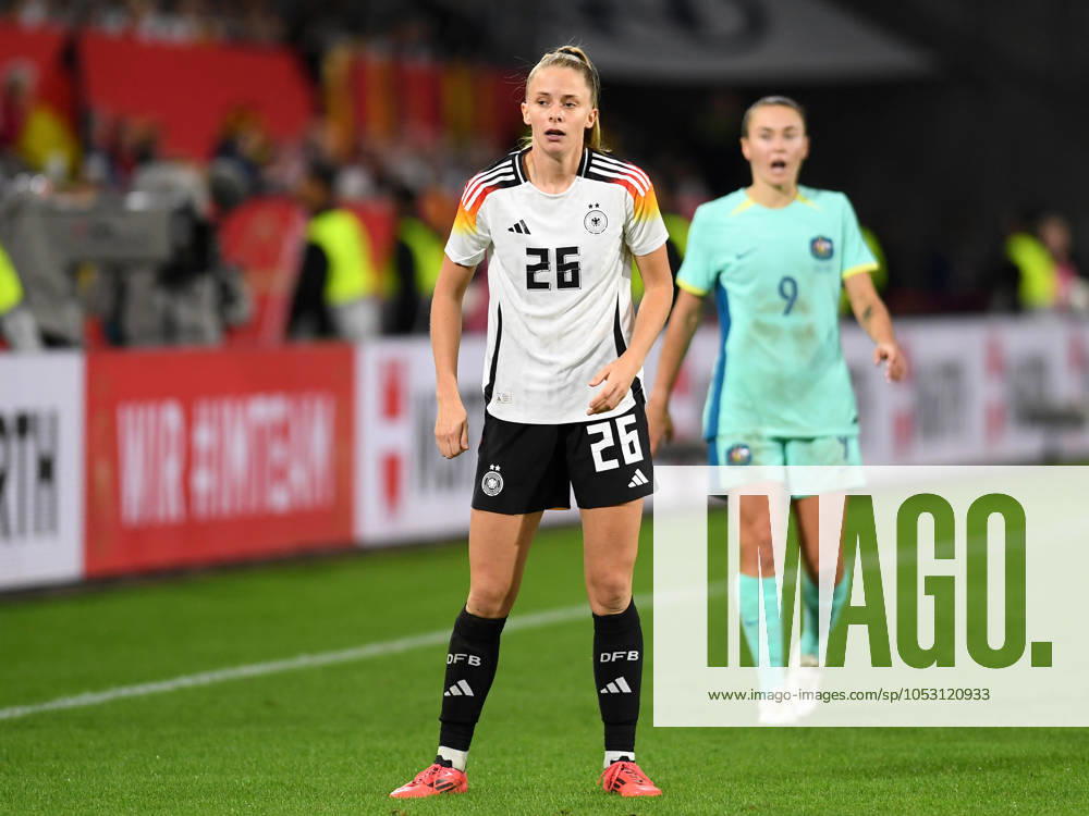 Vivien Endemann (Germany) schaut waehrend des Frauen-Laenderspiels zwischen Deutschland und Australien, Schauinsland-Reisen-Arena am 28. October 2024 in Duisburg, Deutschland. (Foto von Ralf Treese DeFodi Images) +++ Vivien Endemann (Germany) schaut during the Women s International Friendly, Länderspiel, Nationalmannschaft match between Germany and Australia at Schauinsland-Reisen-Arena on October 28, 2024 in Duisburg, Germany. not used in POL SRB CRO FRA GBR NED ITA USA Defodi-521_GERAUS20241028_109