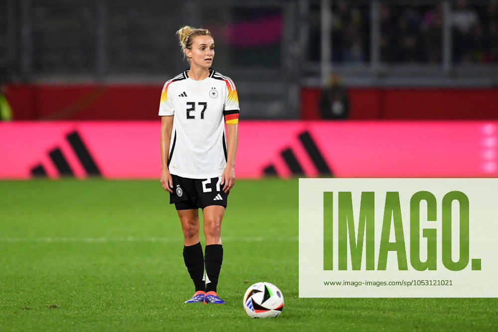 Lina Magull (Germany) schaut waehrend des Frauen-Laenderspiels zwischen Deutschland und Australien, Schauinsland-Reisen-Arena am 28. October 2024 in Duisburg, Deutschland. (Foto von Ralf Treese DeFodi Images) +++ Lina Magull (Germany) schaut during the Women s International Friendly, Länderspiel, Nationalmannschaft match between Germany and Australia at Schauinsland-Reisen-Arena on October 28, 2024 in Duisburg, Germany. not used in POL SRB CRO FRA GBR NED ITA USA Defodi-521_GERAUS20241028_125