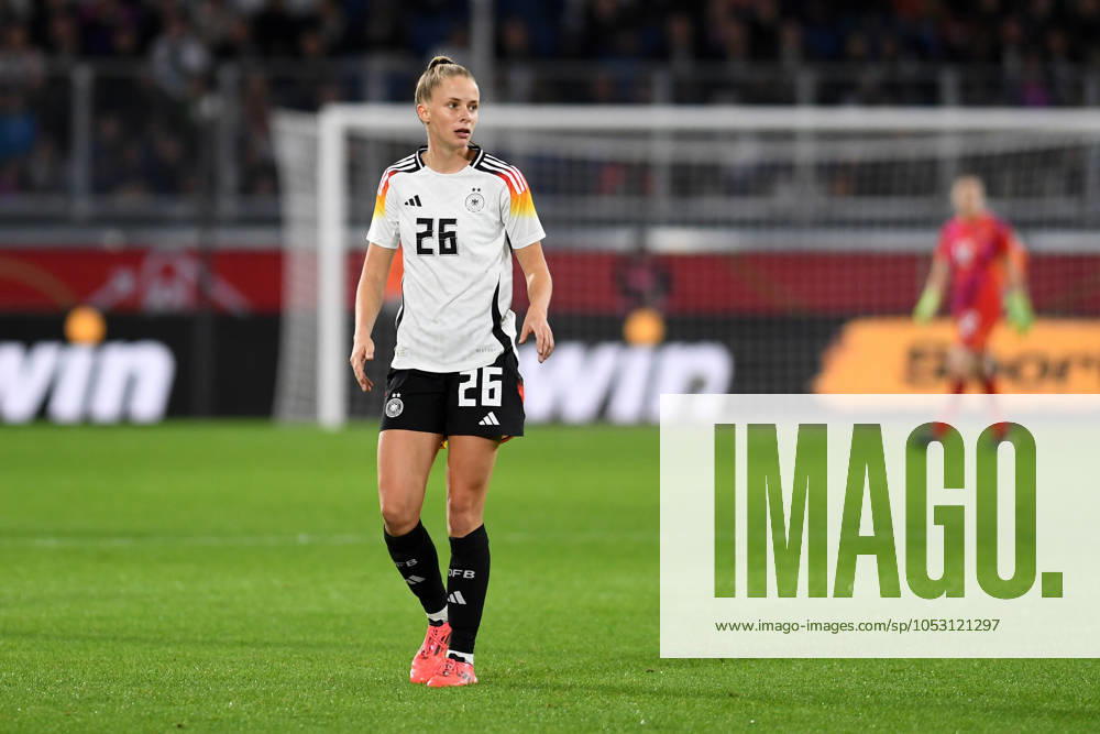 Vivien Endemann (Germany) schaut waehrend des Frauen-Laenderspiels zwischen Deutschland und Australien, Schauinsland-Reisen-Arena am 28. October 2024 in Duisburg, Deutschland. (Foto von Ralf Treese DeFodi Images) +++ Vivien Endemann (Germany) schaut during the Women s International Friendly, Länderspiel, Nationalmannschaft match between Germany and Australia at Schauinsland-Reisen-Arena on October 28, 2024 in Duisburg, Germany. not used in POL SRB CRO FRA GBR NED ITA USA Defodi-521_GERAUS20241028_117
