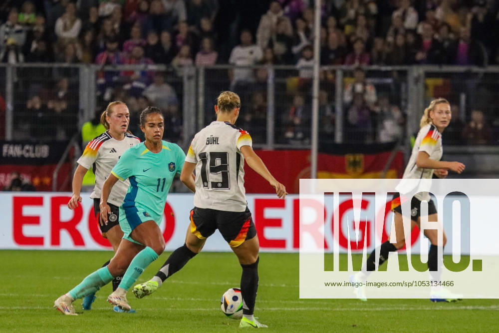Duisburg, Deutschland 28. Oktober 2024: Testspiel - Fußball-Frauen-Nationalmannschaft - Deutschland vs. Australien Im Bild: v.li. im Zweikampf Lisanne Gräwe Graewe (Deutschland), Mary Fowler (Australien) und Klara Bühl Buehl (Deutschland) DFB regulations prohibit any use of photographs as image sequences and or quasi-video Schauinsland Reisen Arena Niedersachsen