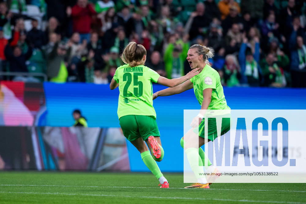 Vivien Endemann (VfL Wolfsburg, 25), Alexandra Popp (VfL Wolfsburg, 11) jubeln ueber das Tor zum 1:0, GER, VfL Wolfsburg vs FC Bayern Muenchen, Fussball Google Pixel Frauen Bundesliga, 6. Spieltag, Saison 2024 2025, 12.10.2024 DFB regulations prohibit any use of photographs as image sequences and or quasi-video GER, VfL Wolfsburg vs FC Bayern Muenchen, Fussball Google Pixel Frauen Bundesliga, 6. Spieltag, Saison 2024 2025, 12.10.2024 Wolfsburg