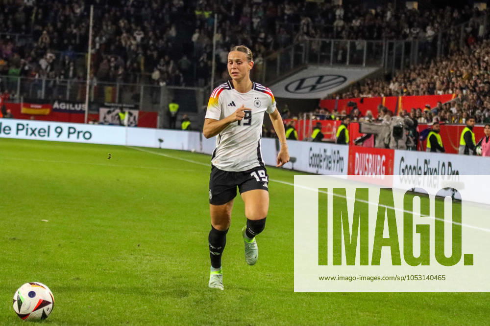 Duisburg, Deutschland 28. Oktober 2024: Testspiel - Fußball-Frauen-Nationalmannschaft - Deutschland vs. Australien Im Bild: Klara Bühl Buehl (Deutschland) DFB regulations prohibit any use of photographs as image sequences and or quasi-video Schauinsland Reisen Arena Niedersachsen