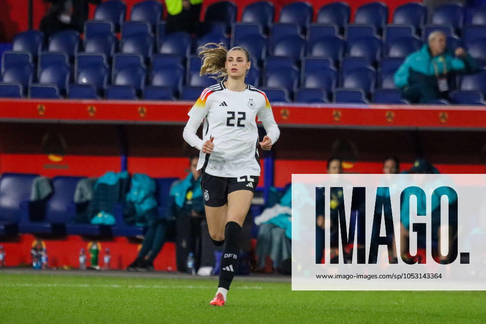 Duisburg, Deutschland 28. Oktober 2024: Testspiel - Fußball-Frauen-Nationalmannschaft - Deutschland vs. Australien Im Bild: Jule Brand (Deutschland) DFB regulations prohibit any use of photographs as image sequences and or quasi-video Schauinsland Reisen Arena Niedersachsen