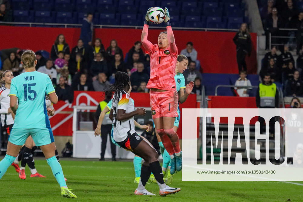 Duisburg, Deutschland 28. Oktober 2024: Testspiel - Fußball-Frauen-Nationalmannschaft - Deutschland vs. Australien Im Bild: v.li die Dritte Torhüterin Mackenzie Arnold (Australien) hält den Ball und verhindert ein Tor für Deutschland DFB regulations prohibit any use of photographs as image sequences and or quasi-video Schauinsland Reisen Arena Niedersachsen